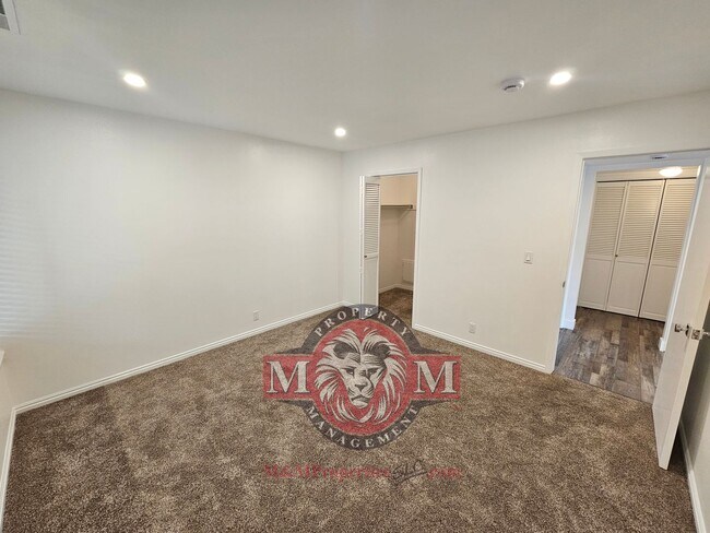 Building Photo - 5704 S Waterbury Way