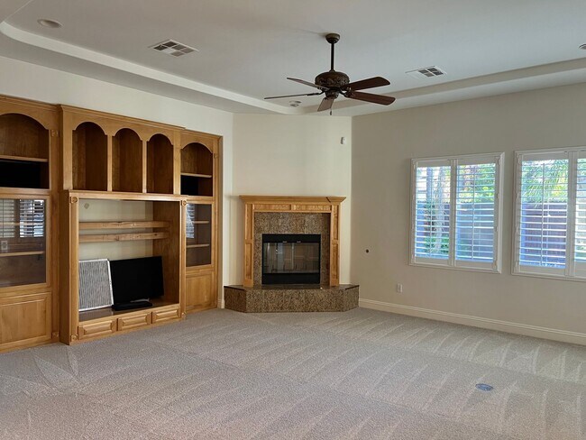 Building Photo - Gated Grand Island Home!