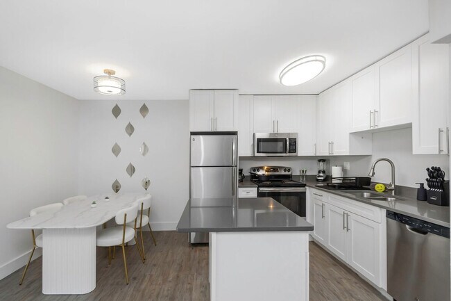 Building Photo - 110 S Manhattan Ave
