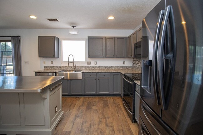 Building Photo - Beautiful 3BR/2.5BA Home with Fenced Yard, Granite Kitchen & Neighborhood Pool