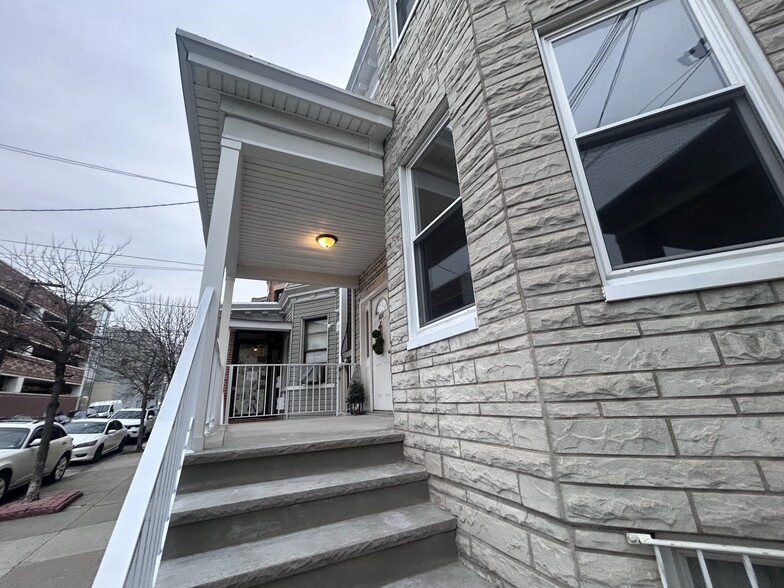 Building Photo - 424 58th St