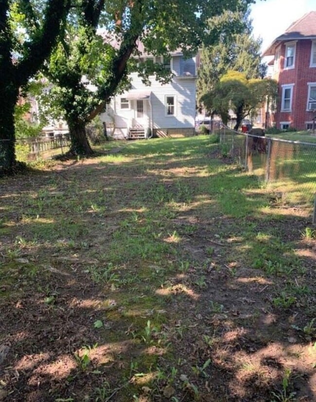 Building Photo - 342 E Broadway