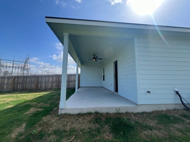 Building Photo - Luxury 3/2 Duplex in Seguin, Texas