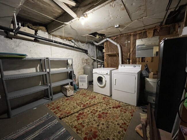 Private laundry/storage area - 139 S York Rd