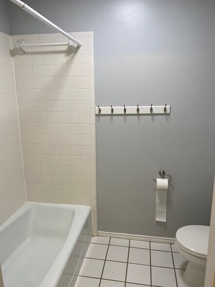 Full Bathroom - 4406 Parkhurst Dr