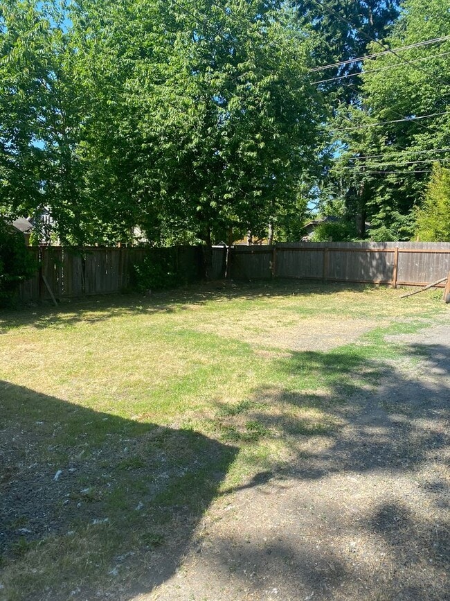 Building Photo - Recently updated - 4 Bedroom, 1 bath home ...