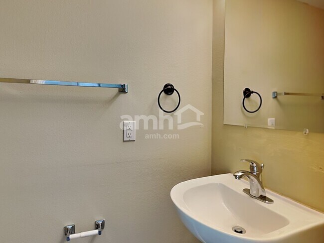 Building Photo - 130 Appleby St NE