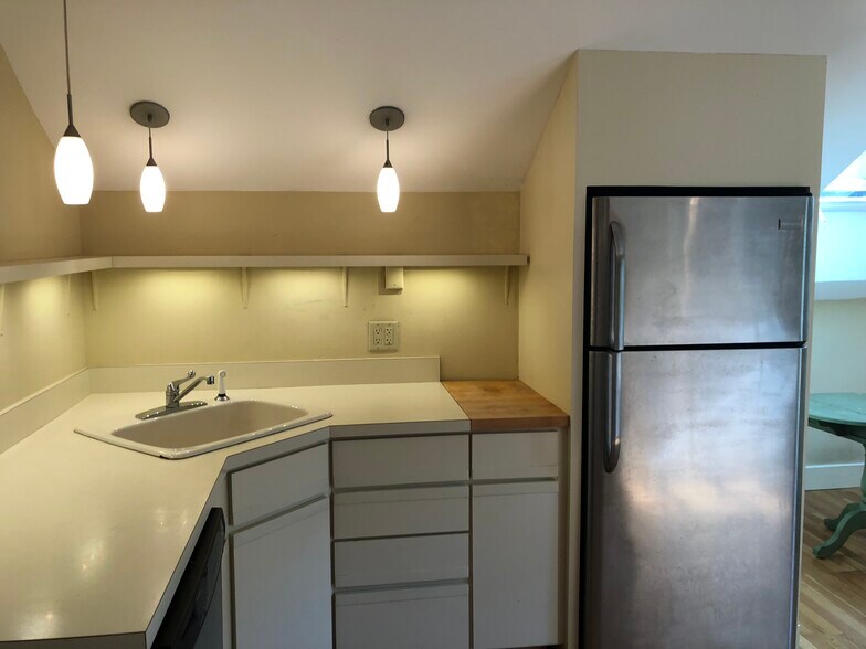 Building Photo - 35 Greenough Ave