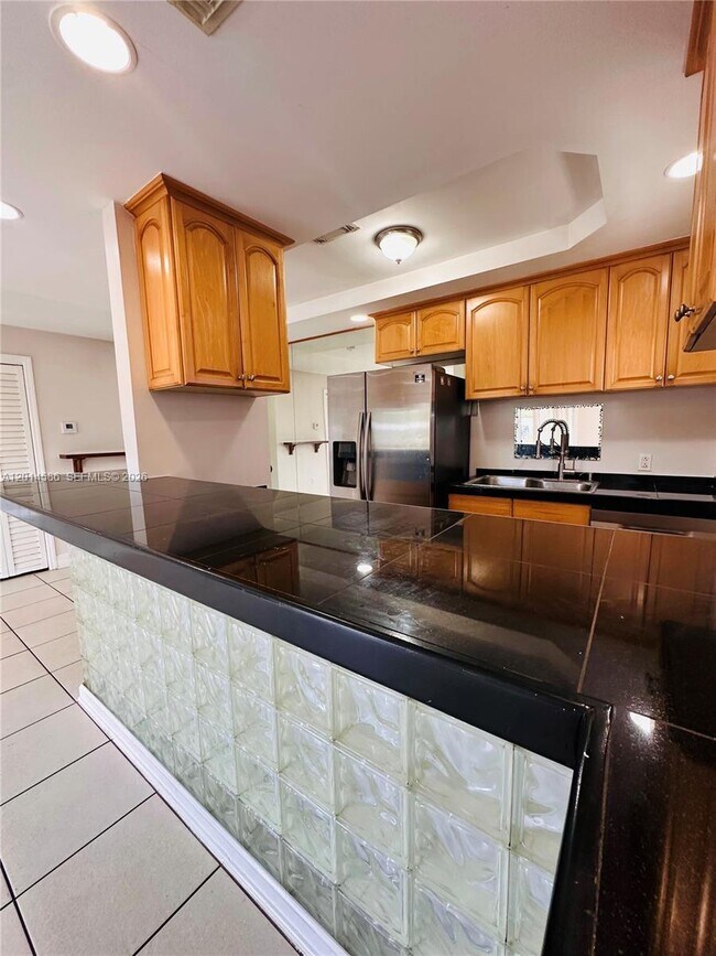 Building Photo - 2033 Calais Dr