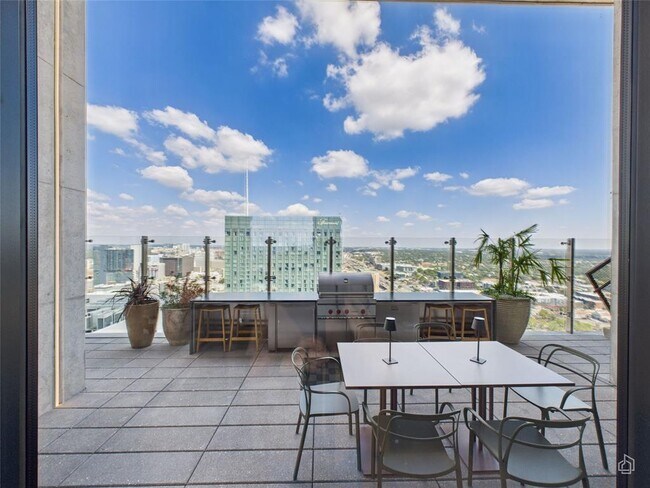 Building Photo - 610 Davis St