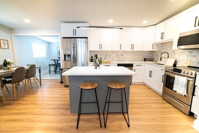 Building Photo - Chic & Stylish  Central location