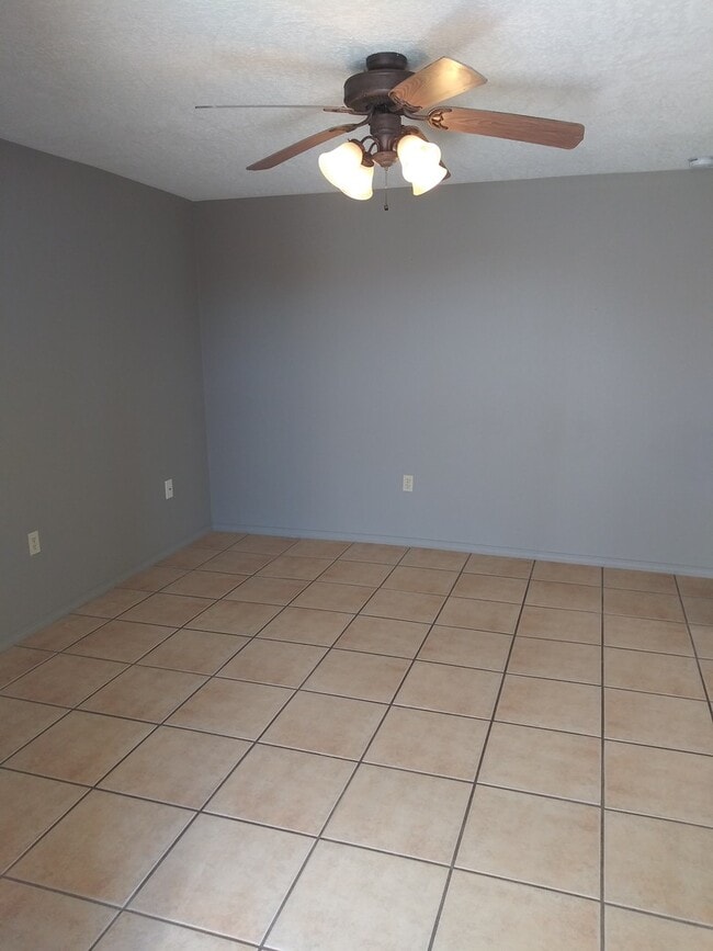 Building Photo - Renovated super cute 2 bedroom home