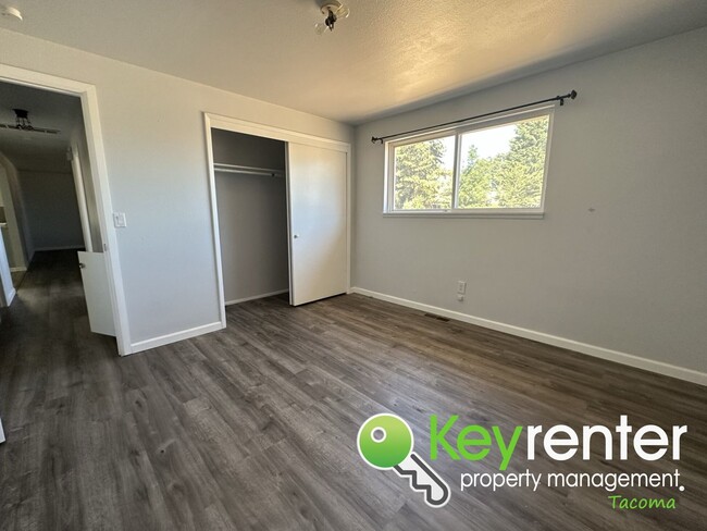 Building Photo - Must-see Gorgeous North End Tacoma House