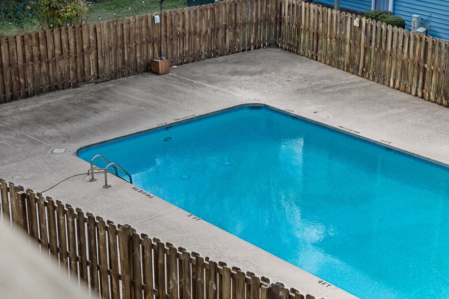 Common-area pool. - 4240 Wilshire Blvd