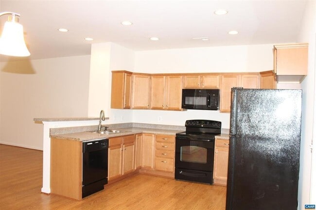 Building Photo - Two story townhouse w/ 3 bedrooms,2.5 baths