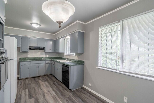 Building Photo - 3 bed/1 bath!