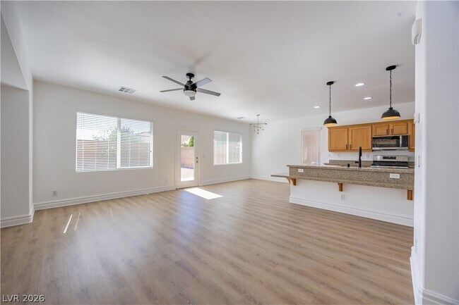 Building Photo - 212 Fairway Woods Dr