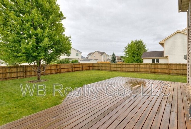 Building Photo - 645 SE Carefree Ln