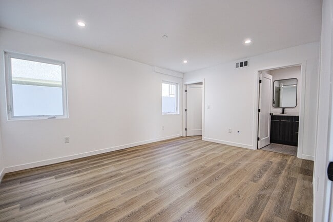 Building Photo - 5235 Satsuma Ave