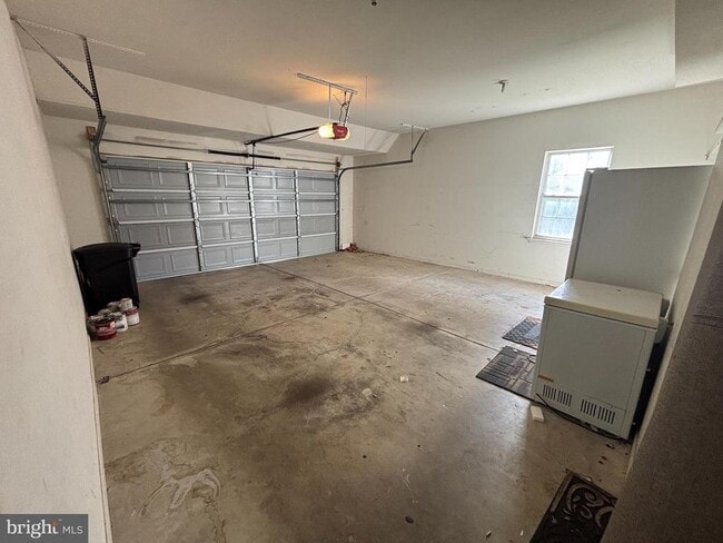 Building Photo - 721 Deer Creek Dr