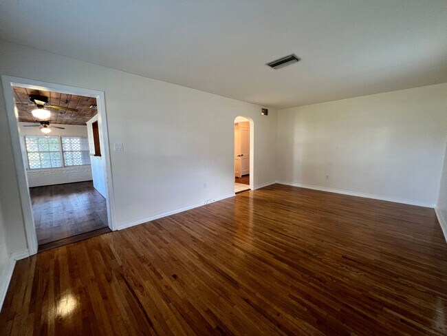 Building Photo - 1009 Clearview Ave