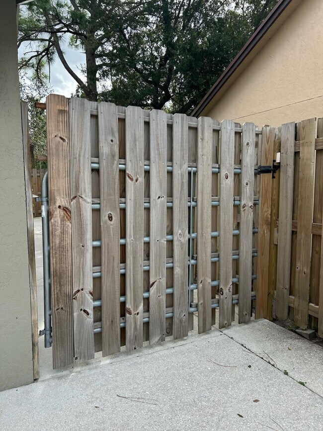 Building Photo - 1140 Staghorn St