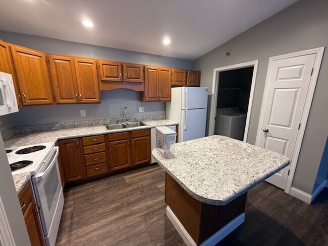 Building Photo - 102-116 Goldenrod Dr.