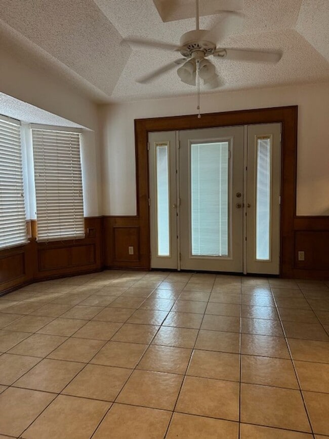 Building Photo - 2310 Hackberry Ave