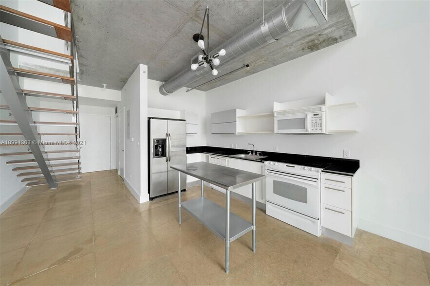 Building Photo - 690 SW 1st Ct