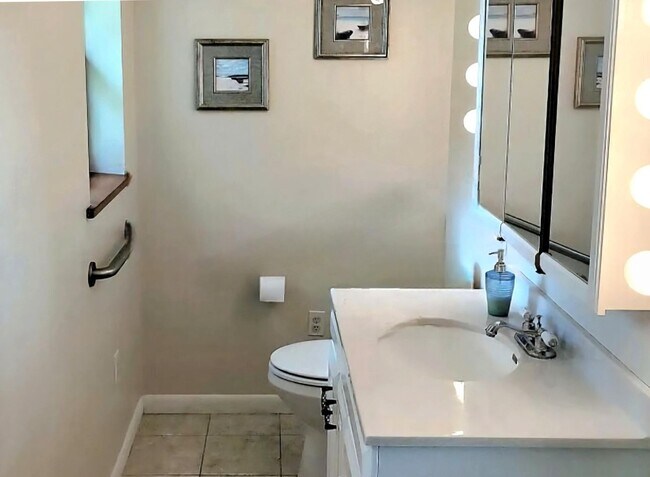 Building Photo - McGregor Woods  Community with Natural Surrounding Charm. Close to Sanibel.