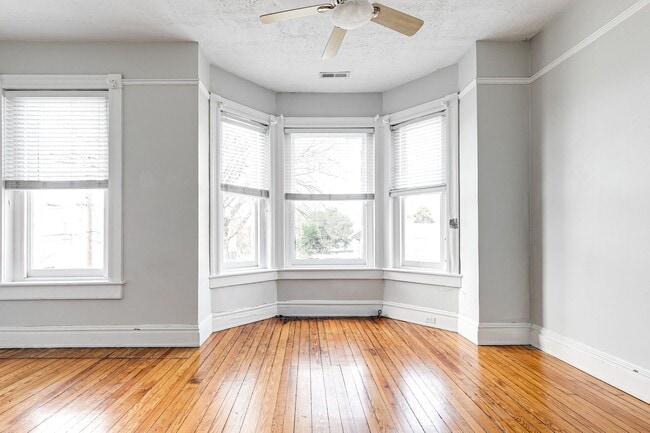 Building Photo - 305 N Vine St