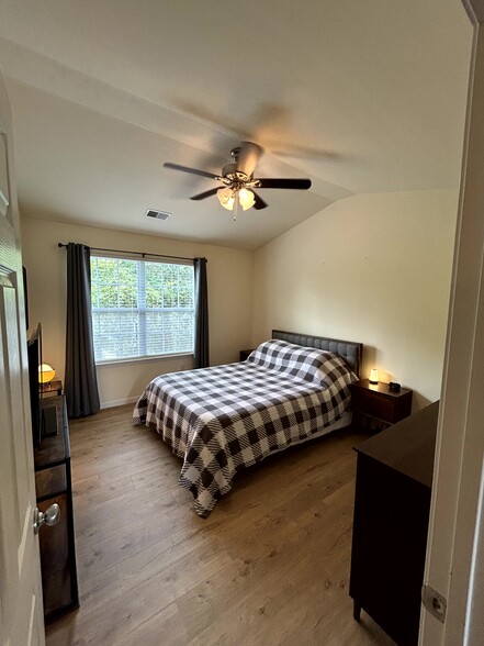 Building Photo - 122 Sonata Cir