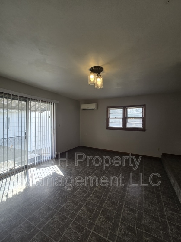 Building Photo - 526 N Martinson Ave
