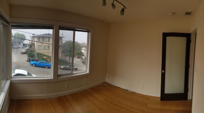 Building Photo - Stylishly Updated 2-Bedroom in Oakland