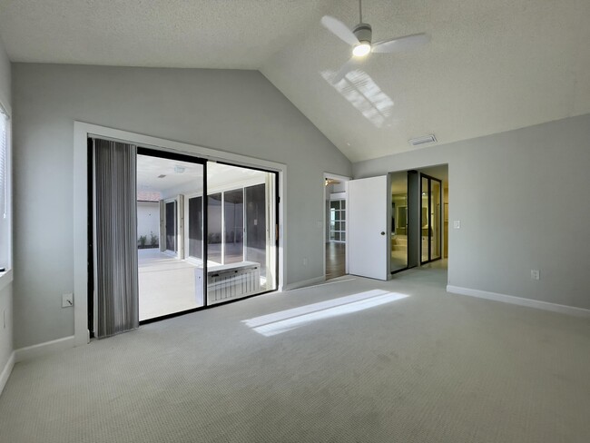Building Photo - 208 E River Park Dr