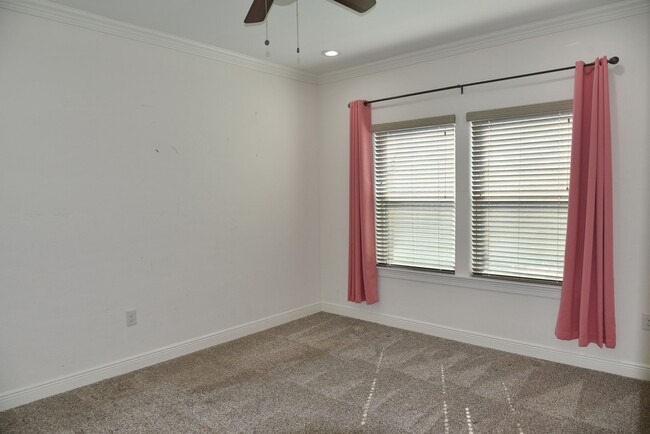 Building Photo - 5046 Van Fleet St