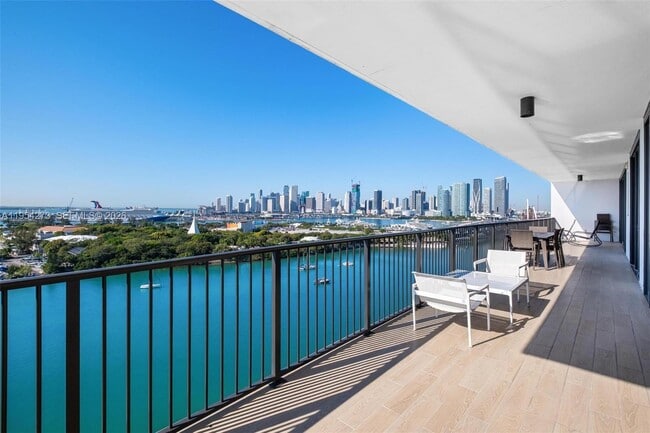 Building Photo - 1000 Venetian Way