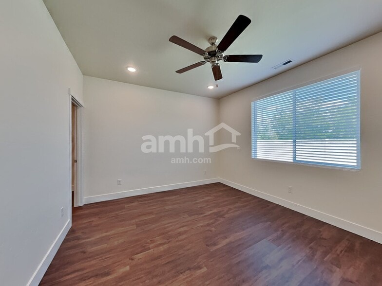 Building Photo - 1400 Alderleaf Ave