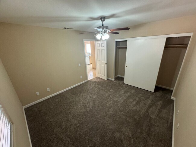 Building Photo - Charming 3-bedroom home located in the picturesque town of Pahrump!