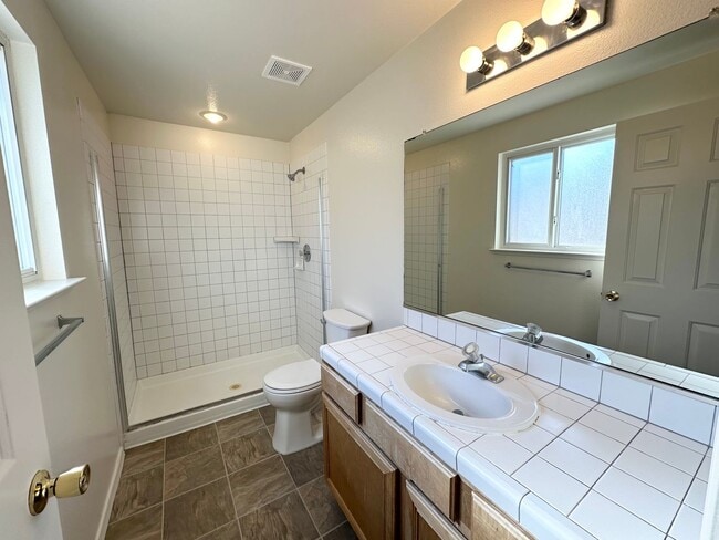 Building Photo - 404 Bramble Ct