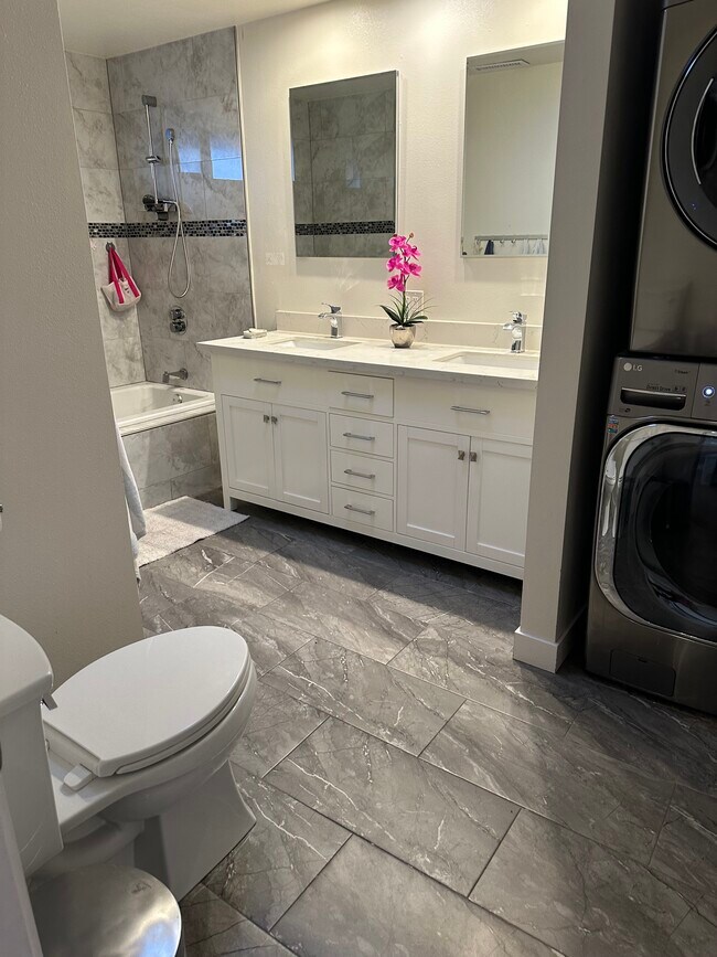 Master bathroom - 714 N 179th St