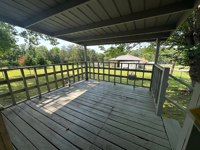 Building Photo - Introducing a charming 3-bedroom, 1.5 bath...
