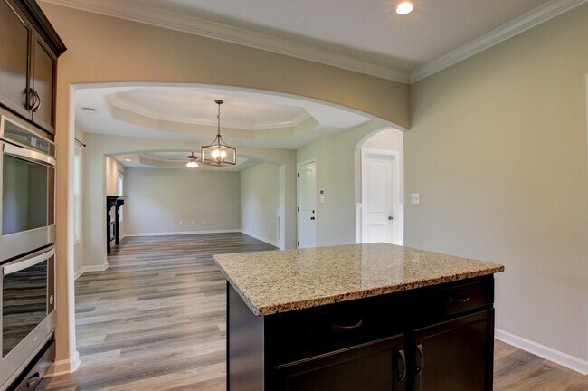 Building Photo - Huge 5 bed 3 ba.  Gorgeous House Near Post...
