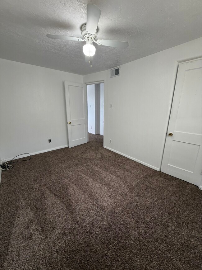 Building Photo - 2842 Solano Dr NE