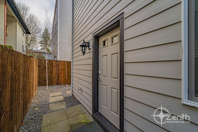 Building Photo - 3 Bedroom Mt. Vista Townhouse! Modern Fini...