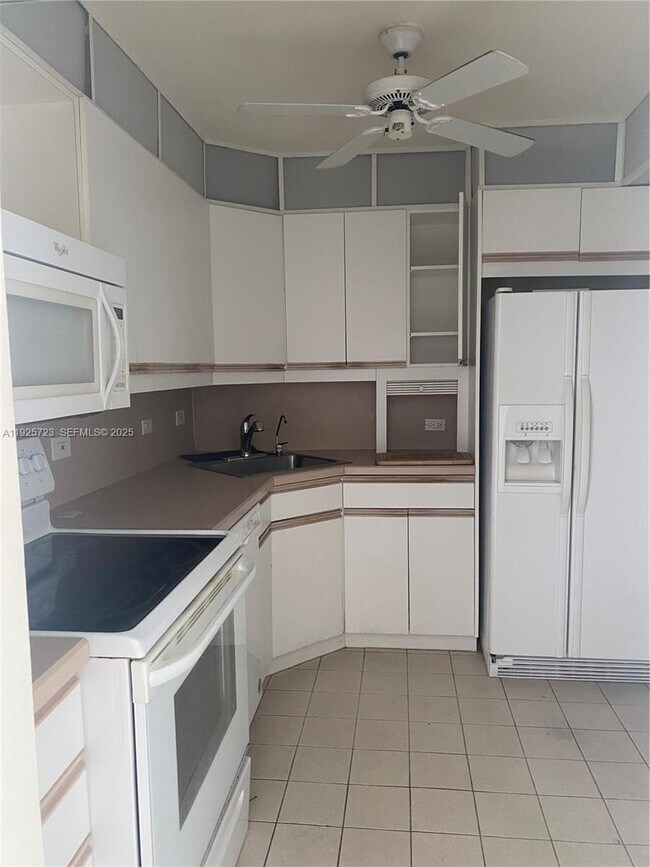 Building Photo - 20515 E Country Club Dr