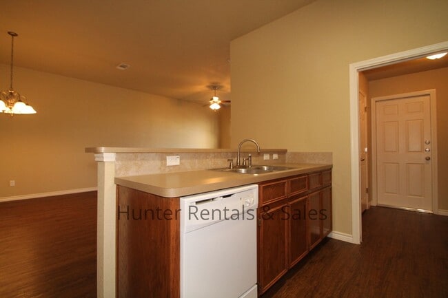 Building Photo - Spacious Duplex!