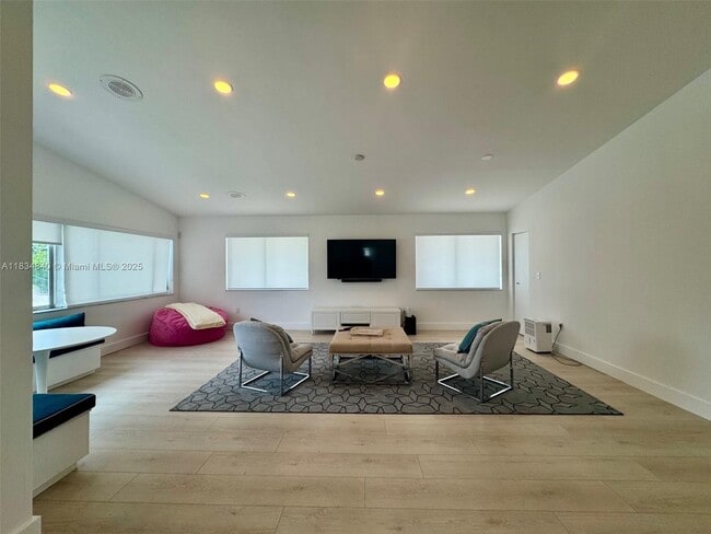 Building Photo - 10911 N Bayshore Dr