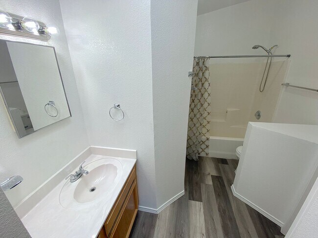 Building Photo - 4bed/2bath plus Bonus Loft!