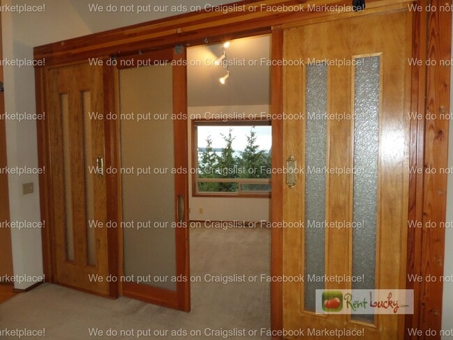 Building Photo - INCREDIBLE VIEWS!! Large 2-Bedroom + Den Duplex with 3-Car Garage in Fantastic Federal Way Neighb...